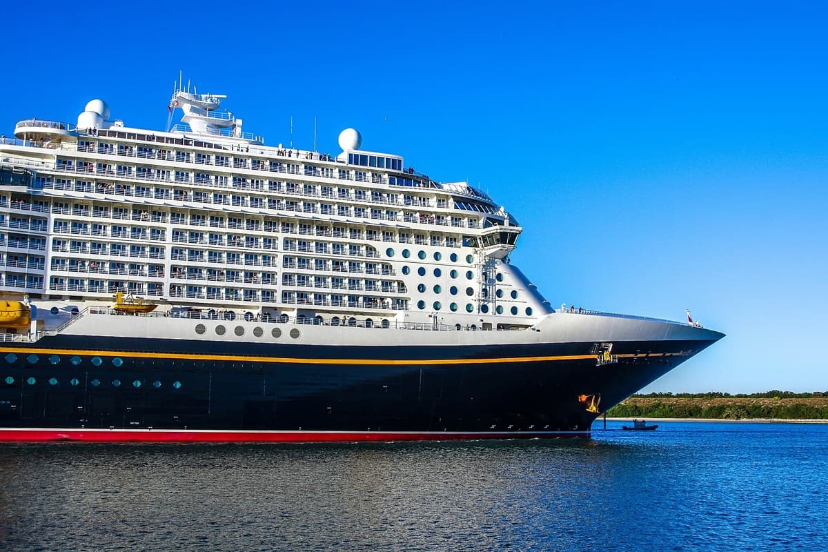 Crucero de Disney Cruise Line navegando bajo un cielo despejado