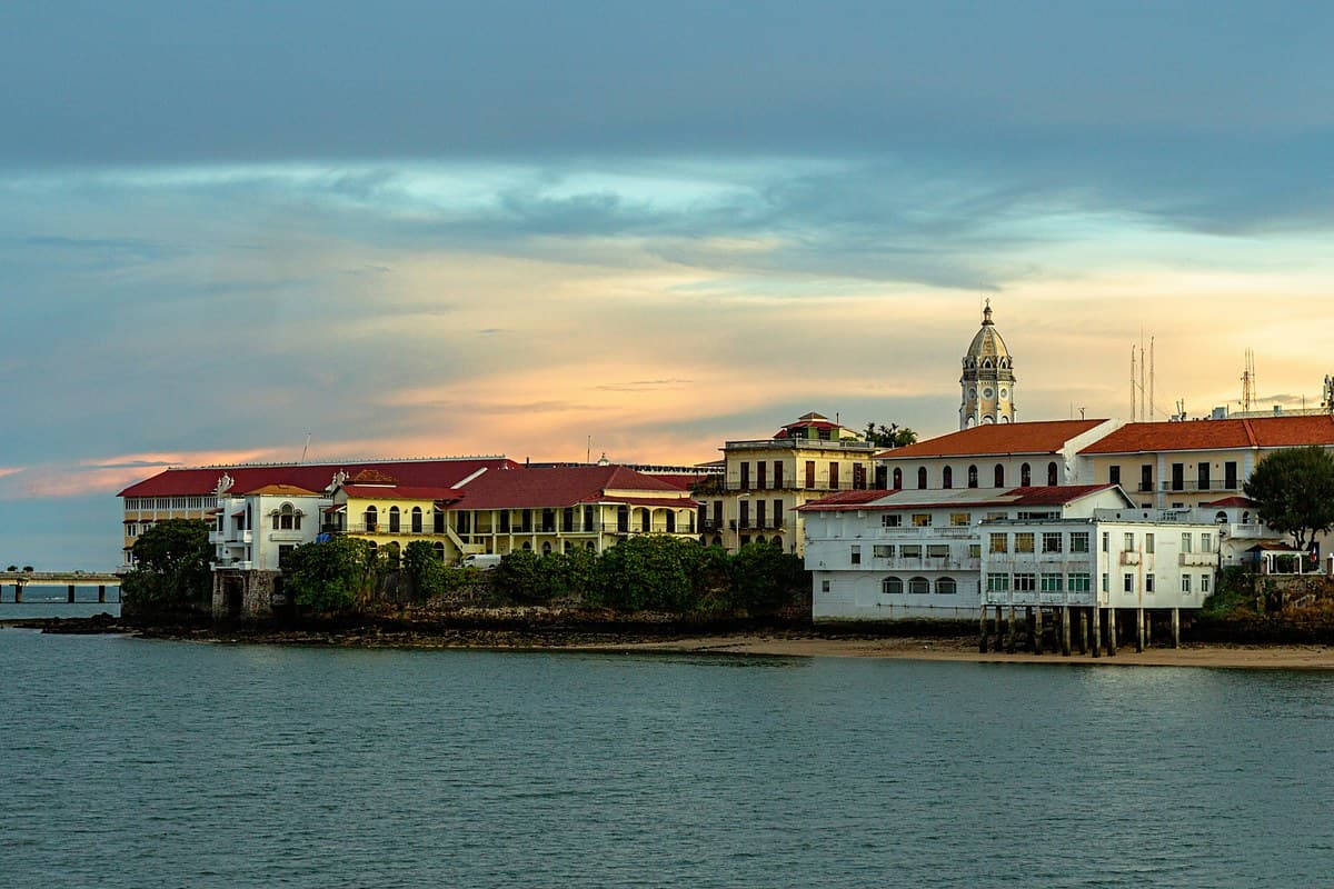 Casco Antiguo de Ciudad de Panamá frente al mar al atardecer